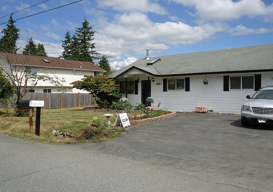 Front of home w/parking