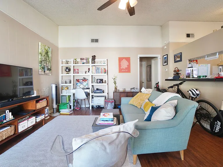 618 W 51st St #103 — Photo 4