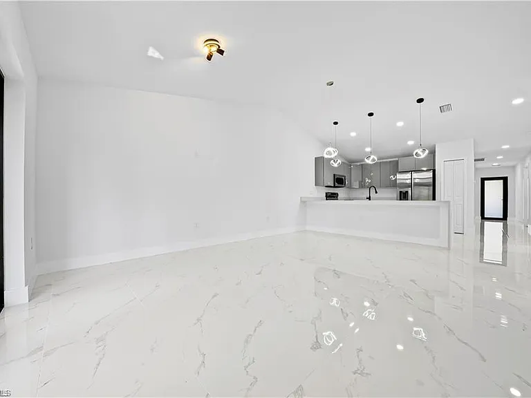 1010 Jaguar Blvd — Photo 2