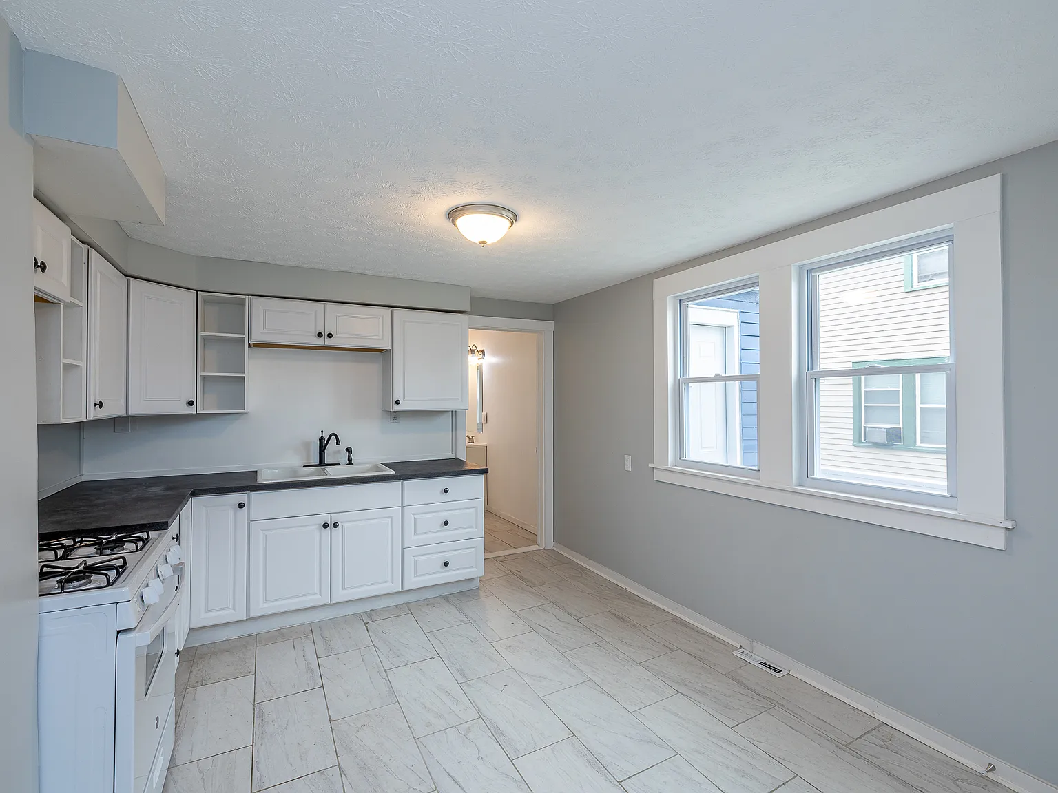 Renovated 3 bedroom unit — Photo 4