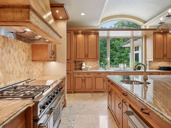1989 Dwight Ln, Minnetonka, MN 55305