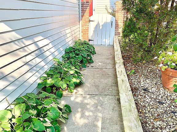 2nd image of 2573 Oakwood Dr