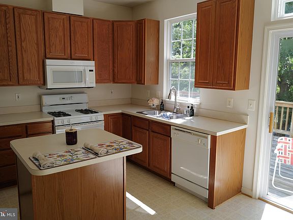 4th image of 8536 Towne Manor Ct