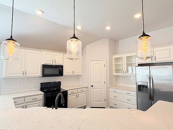 5th image of 18600 Luna Dr