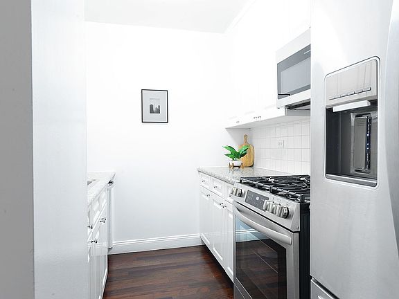 4th image of 220 E 65th St APT 22J