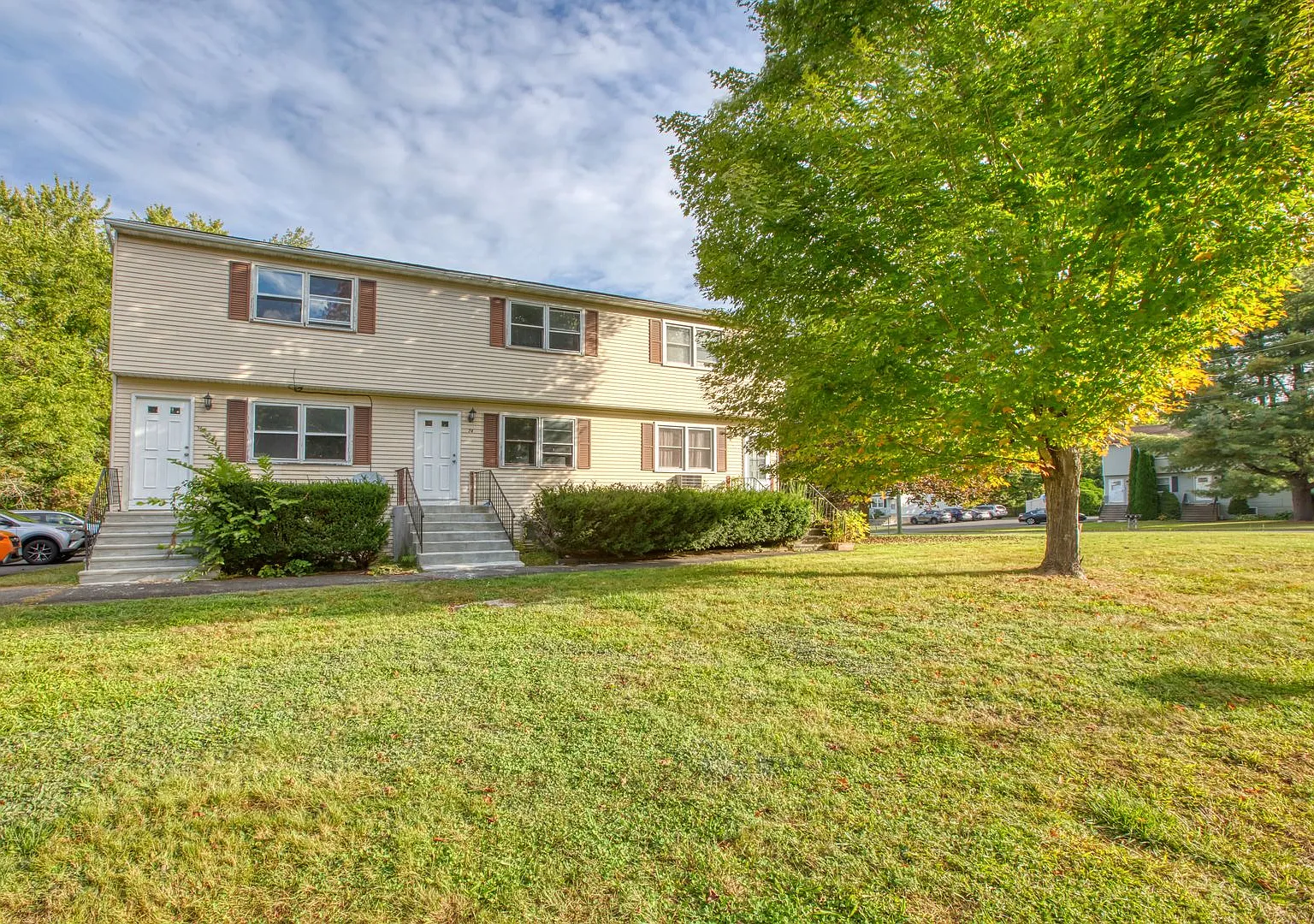 Charming 2-bedroom, 1.5-bathroom Townhouse — Photo 4