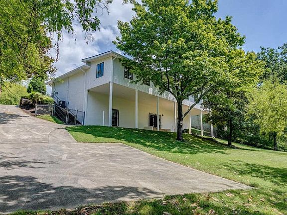 3rd image of 3509 Geneva Cir