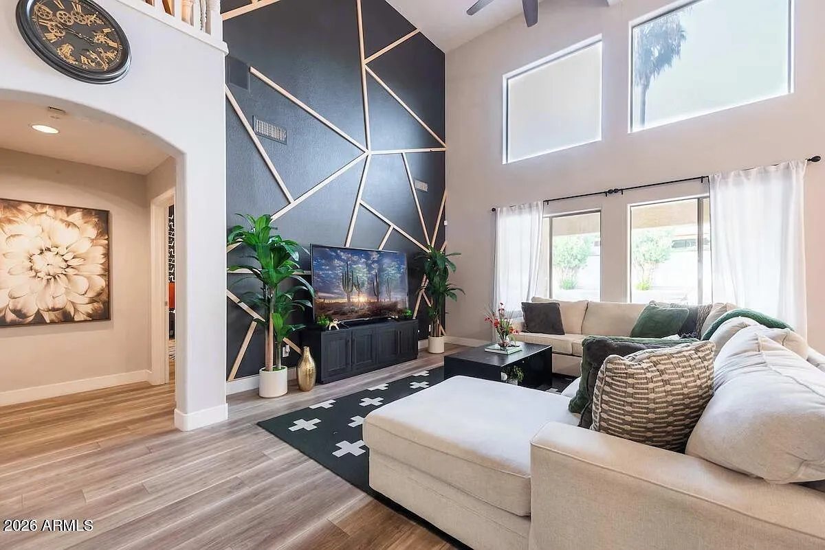 5 bed, 2.5 bath, 3400 sqft, $5,400 — Photo 3