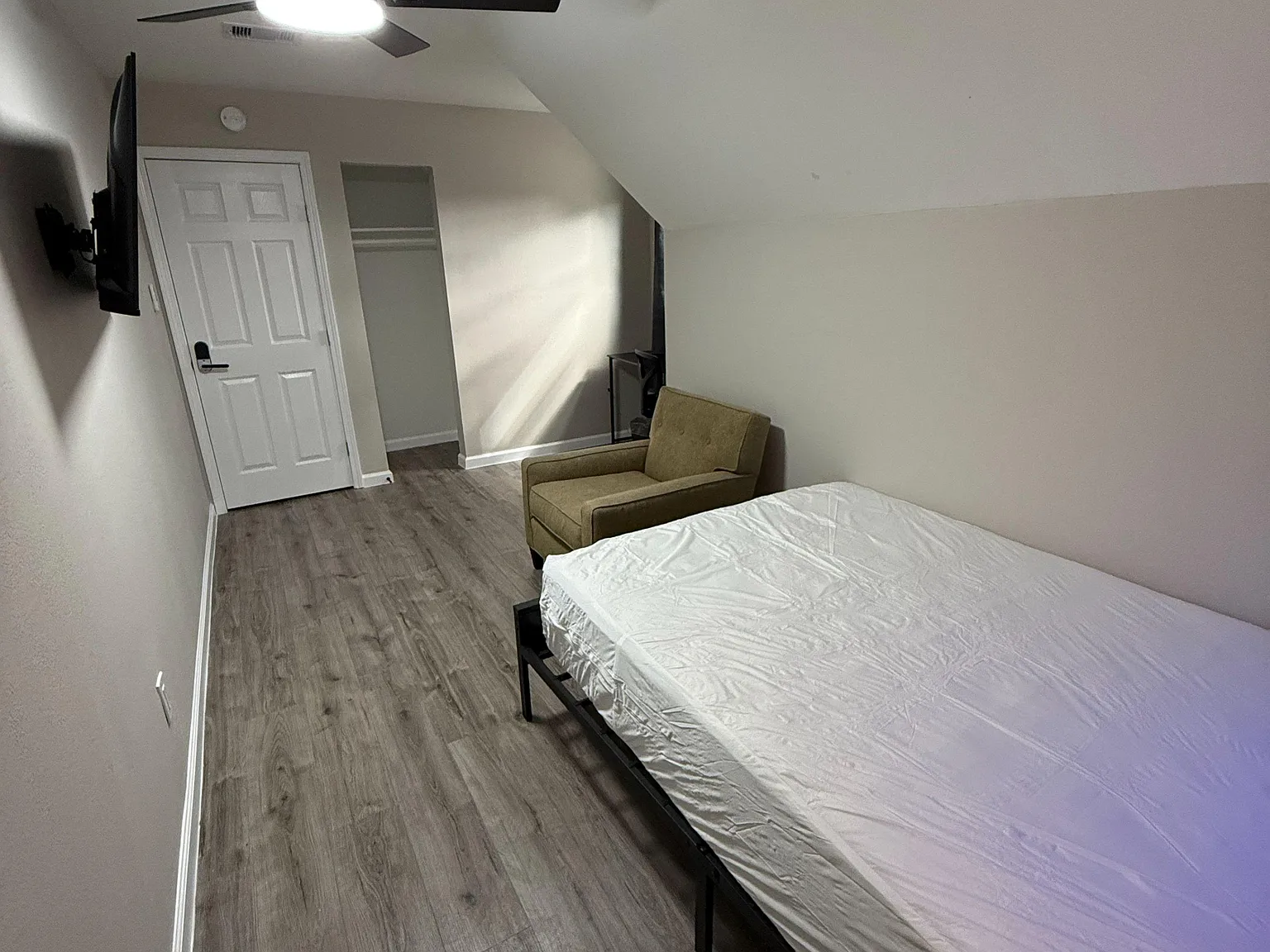 4 bed, 4.0 bath, 1880 sqft, $780 — Photo 2