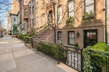 165 East 71st Street in Lenox Hill