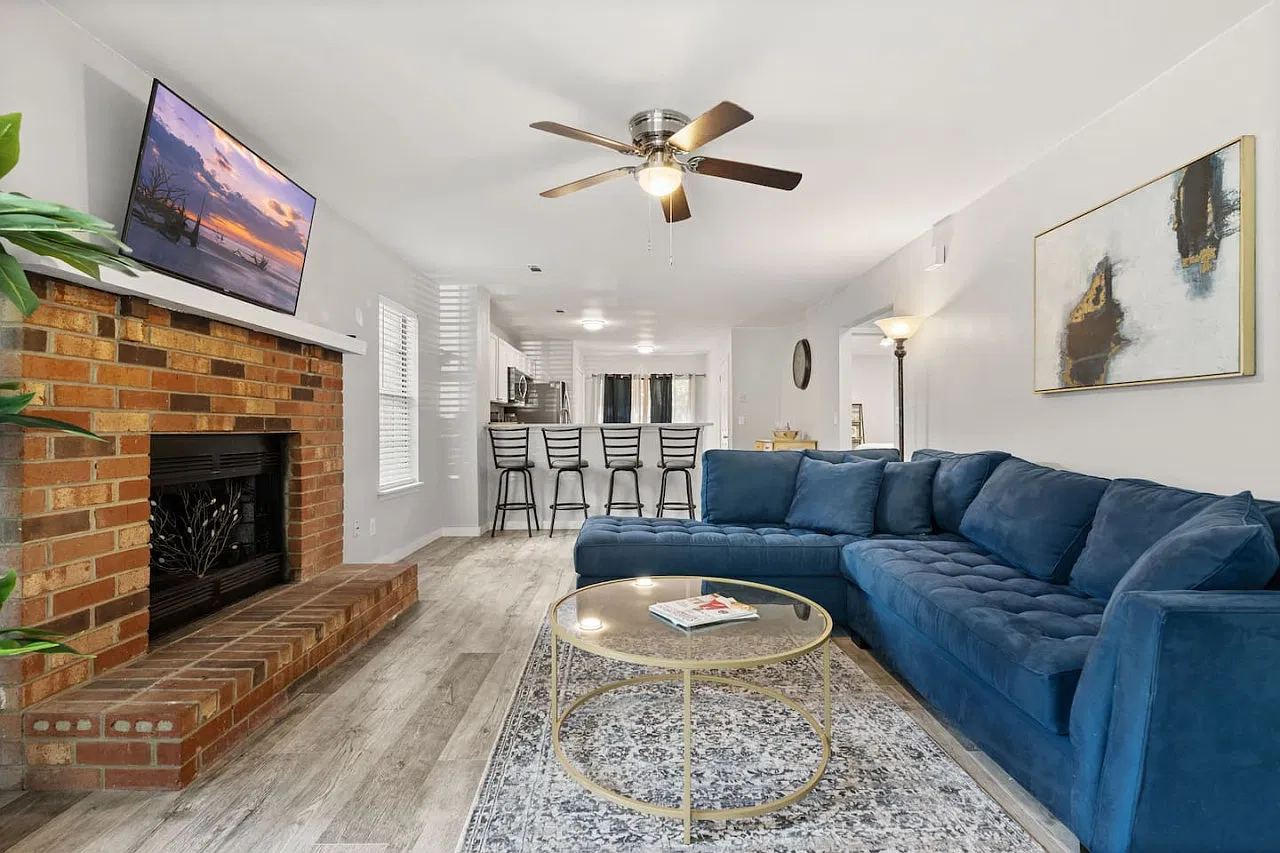 2 bed, 900 sqft, $1,650 — Photo 2