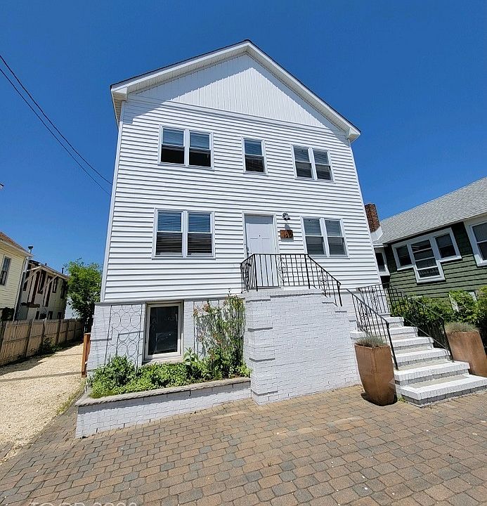 1st image of 130 Blaine Ave