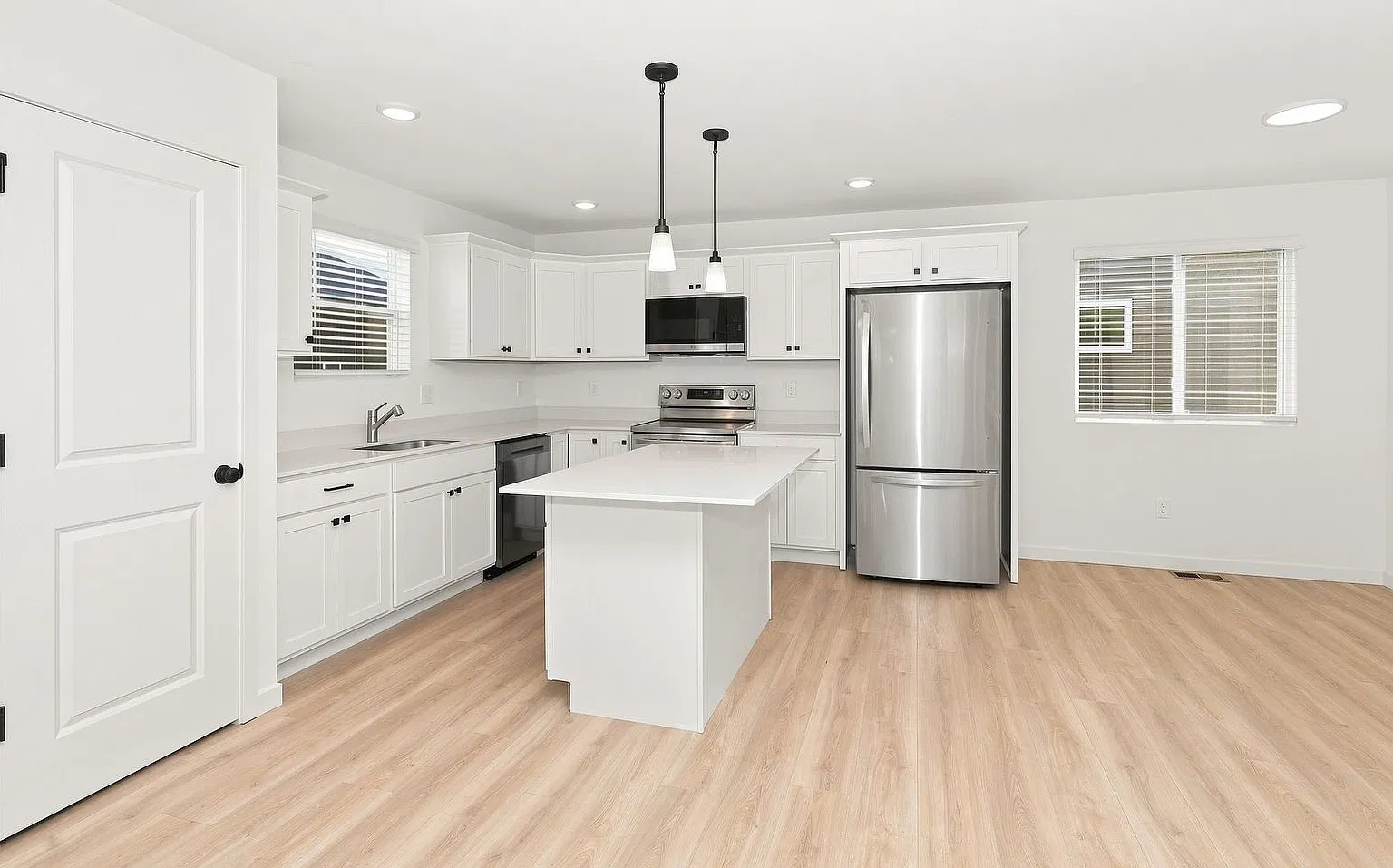 1 Month FREE Rent! Applied to Your First Full Month. Terms & Conditions Apply. — Photo 2
