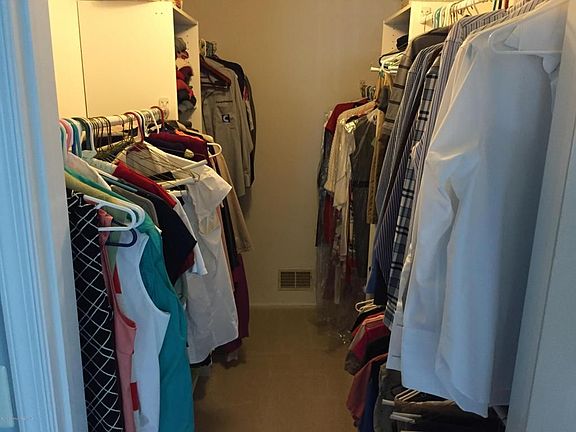 Walk-In-Closet