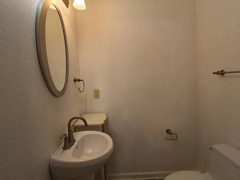 3215 Charlotte St — Photo 15