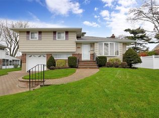 21 Lee Dr, Farmingdale, NY 11735