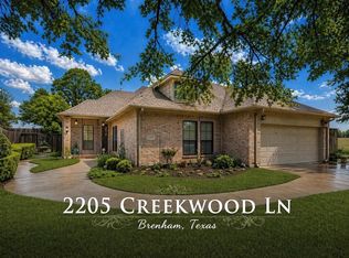 2205 Creekwood Ln, Brenham, TX 77833