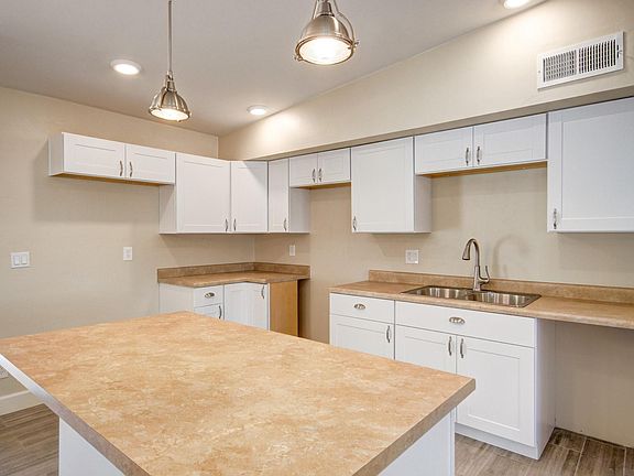 3rd image of 7418 N Bradley Pl