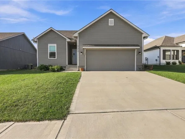 27319 E Sycamore St, Lake Lotawana, MO 64086