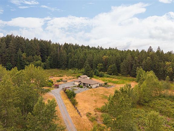 3rd image of 460 Nanaimo River Rd