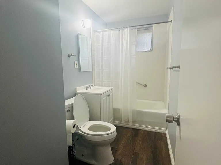 Full bathroom 1