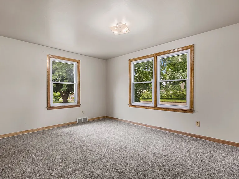 3401 Seneca Ave — Photo 6