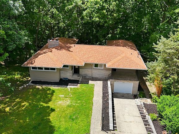 4th image of 321 Laurel Dr