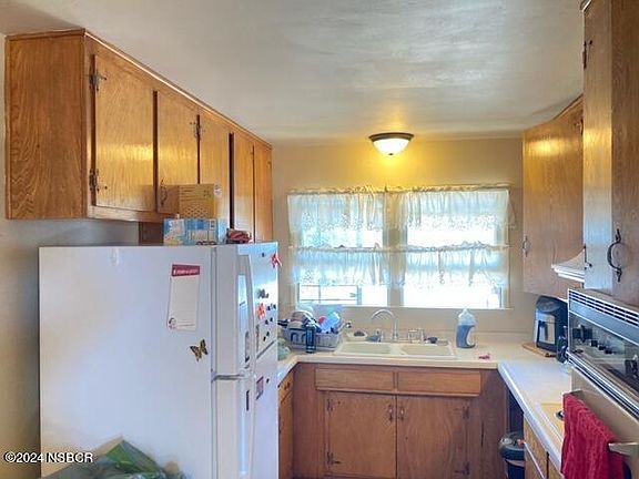 4th image of 851 Cambria Ave