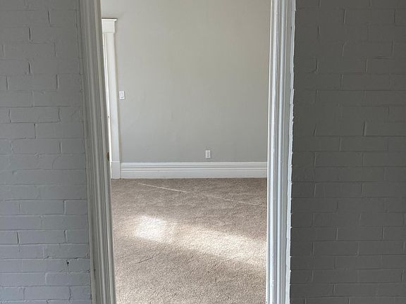 4th image of 325 E Maxwell St #4