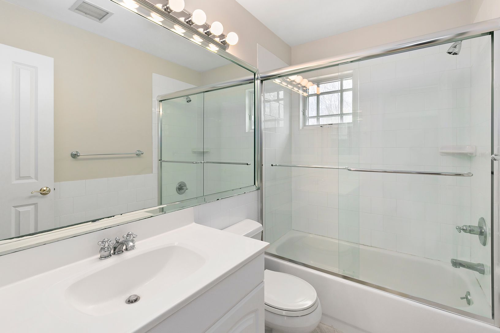  En-suite Upstairs Guest Bathroom