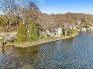 1615 Triangle Lake Rd, Howell, MI 48843