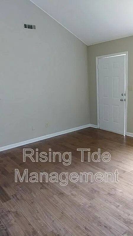 3 bed, 1.0 bath, 1000 sqft, $1,200 — Photo 2