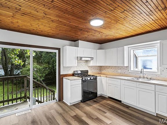 5th image of 258 Sadonia Ave