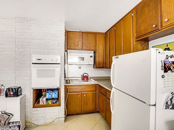 4th image of 402 Greenbriar Townhouse Way