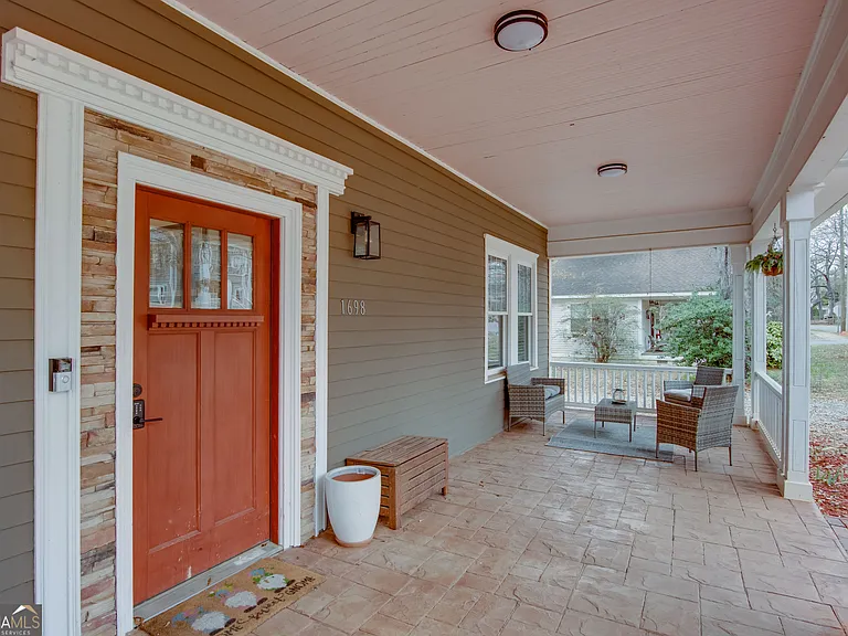 1698 Temple Ave — Photo 4