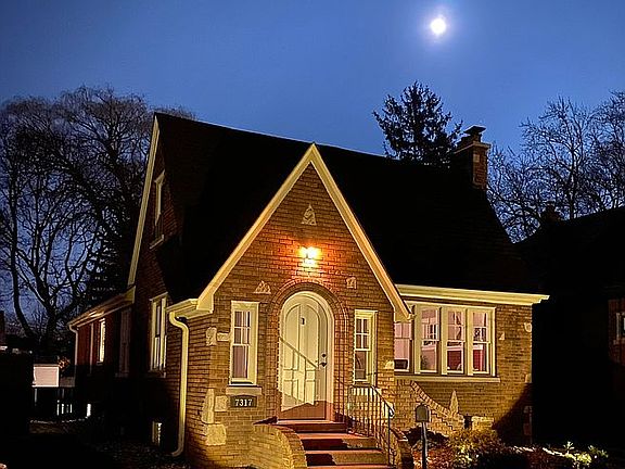 Pink moon over Alendale