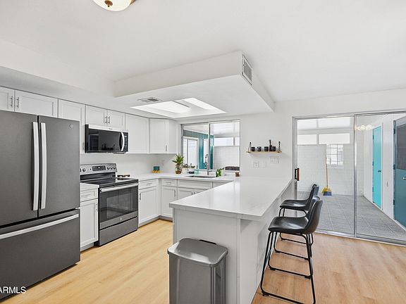 5th image of 556 N HOBSON Plaza