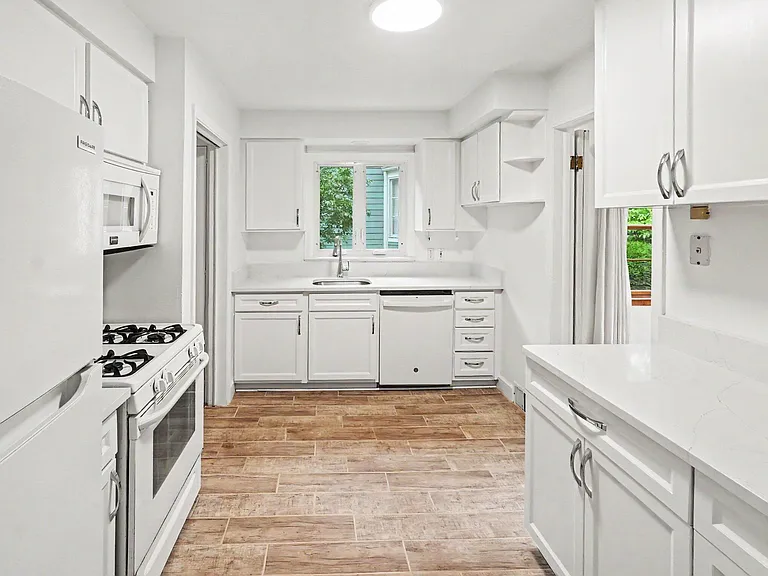 1616 Morton Ave — Photo 4