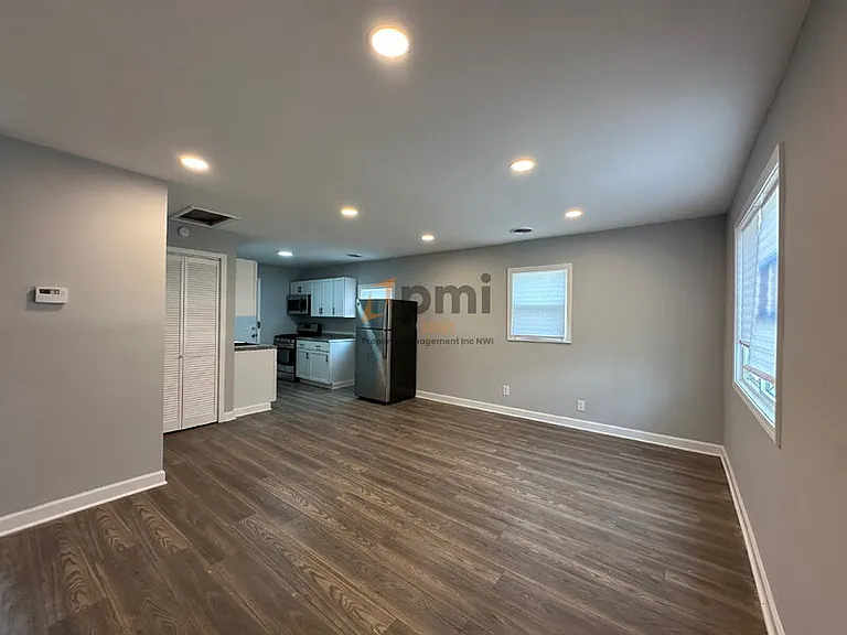 2015 Central Dr — Photo 3