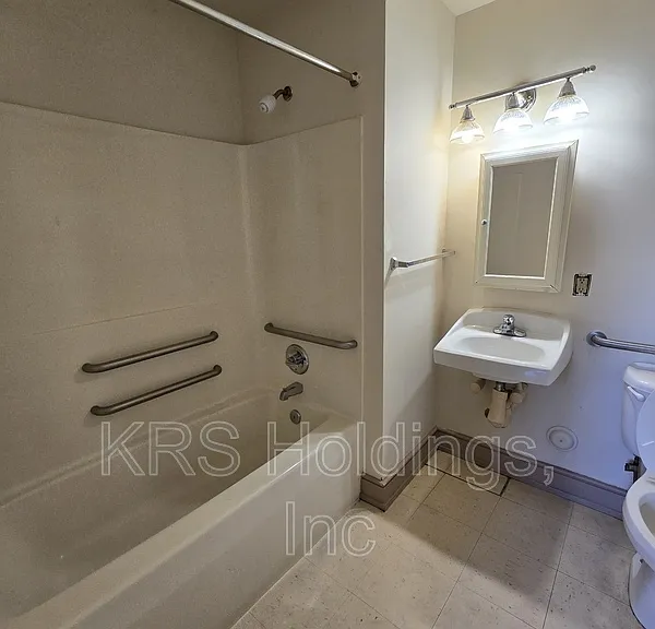 633 W Washington St — Photo 2