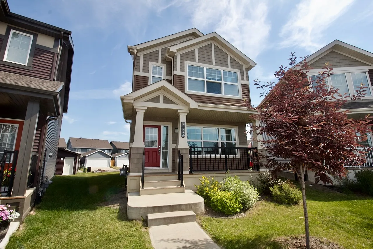 3 Bed 2.5 Bath Family Home Orchards SW Edmonton — Photo 1