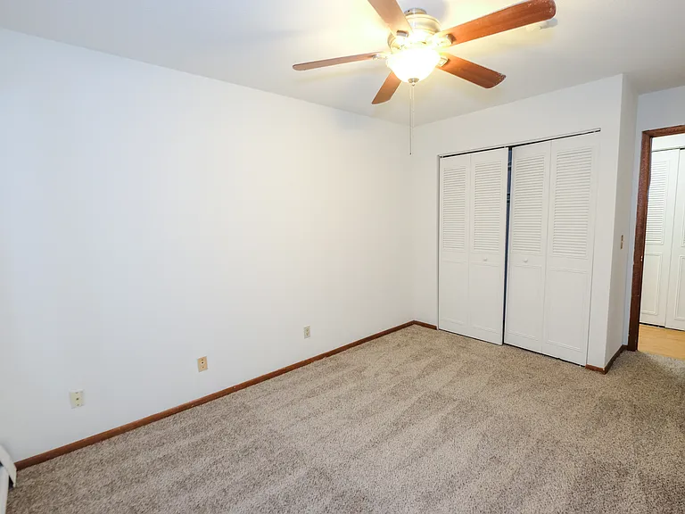 Colonial Apartments — Photo 19