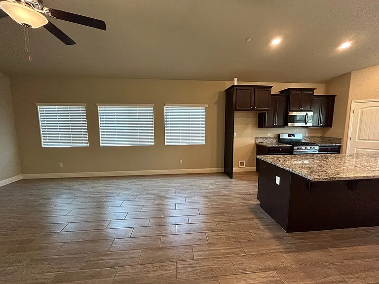 1025 S Crumal St — Photo 7
