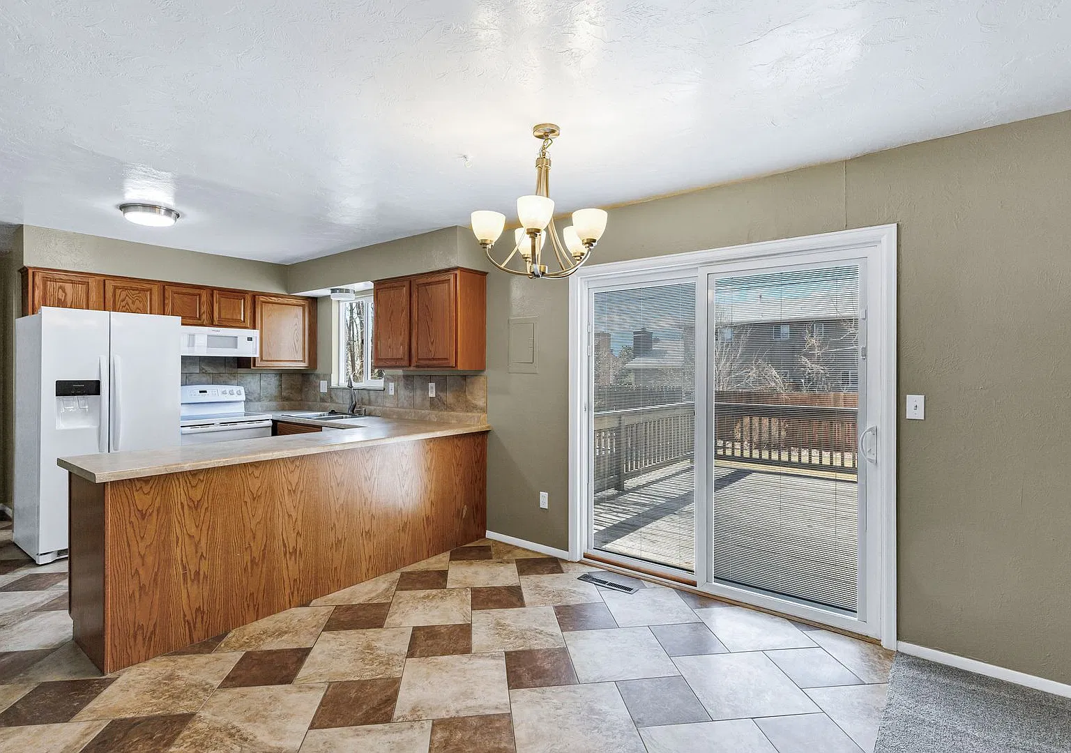 4 Bedroom Home for Rent In North Colorado Springs — Photo 3