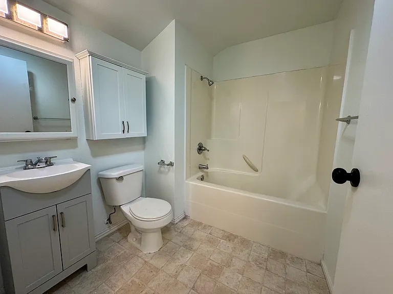 1094 NE Conifer Blvd #1 — Photo 3