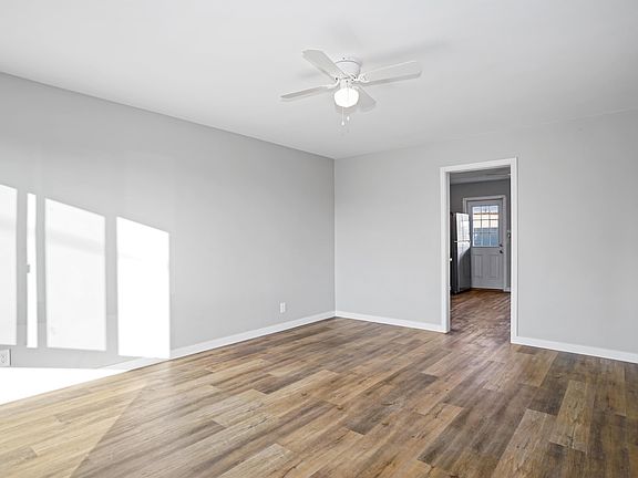 3rd image of 4926 Iroquois Ave