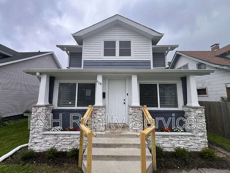 608 N Gray St — Photo 1