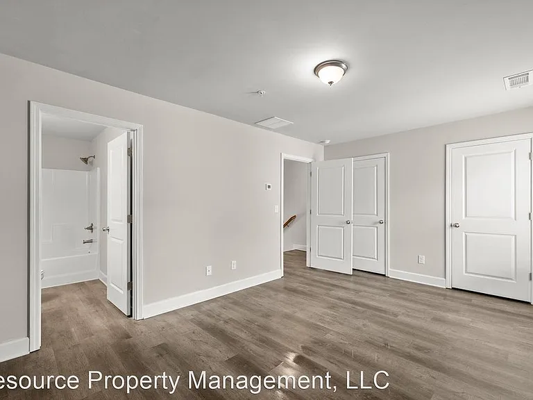 McClure Springs- 4 bedroom 3 bath Townhome 1 Month FREE! — Photo 4