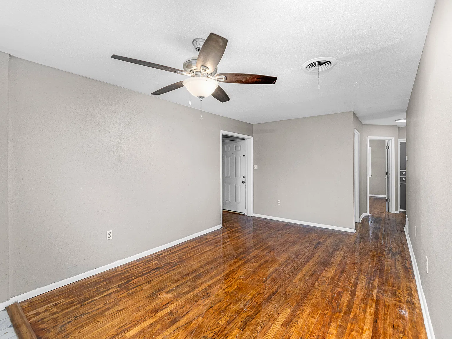 3 bed, 1000 sqft, $1,095 — Photo 3