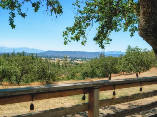 945 Leafwood Dr, Eagle Pt, OR 97524